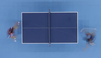 The North Korean Kim Jong (left) faces the British Na Liu in the table tennis competition.