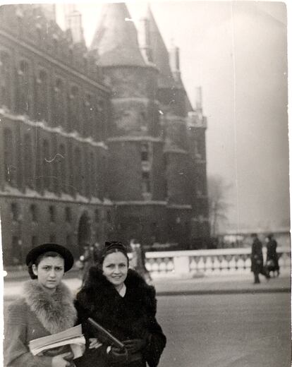 La esposa de Chaves Nogales, Ana Pérez Ruiz, y su hija Pilar, en París en 1938.