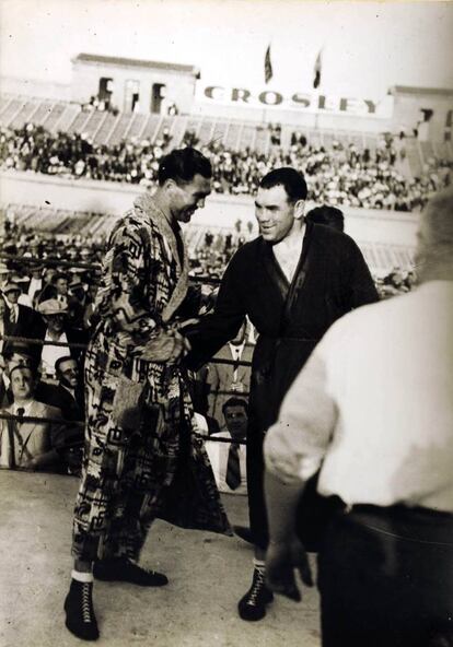 13 de mayo de 1934, Estadio Olímpico de Montjuïc, Barcelona. Combate entre Paulino Uzcudun, a la derecha, y Max Schmeling se saludan antes del combate por el campeonato de Europa de los pesos pesados.