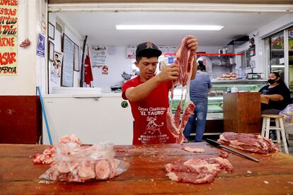 Carnicero cortando carne de res