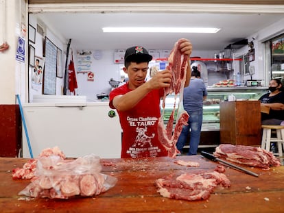 Carnicero cortando carne de res