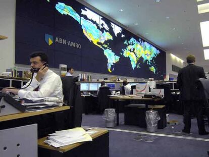 Sala de contrataciones en el edificio de ABN Amro en Ámsterdam (Holanda).