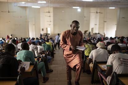 En febrero de 2021, Mohamed Bazoum, profesor de Filosofía de 61 años y miembro de la minoría árabe, se convirtió en presidente de Níger. En su discurso incluía una gran apuesta por la educación como una bandera a la que aferrarse para afrontar todos los retos a los que se enfrenta el país. En la foto, uno de los jóvenes estudiantes de máster que hace la función de vigilante durante el reparto de exámenes.