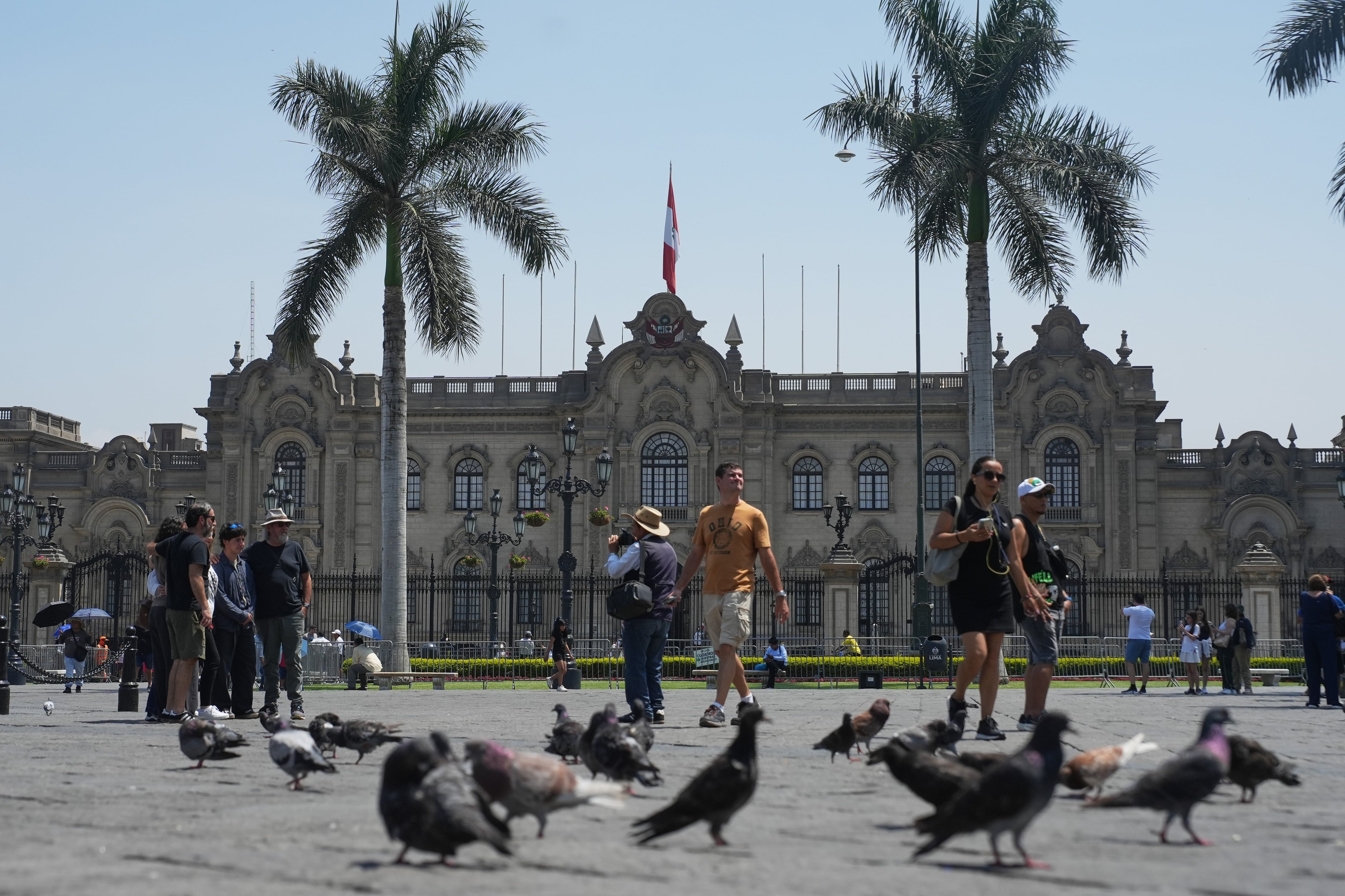 Perú encadena presidentes y la calle no se inmuta: “Cada uno está viendo cómo sobrevive”