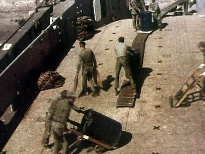 Militares de EE UU recogen tierra contaminada en Palomares. Imagen desclasificada y recuperada por Antonio Sánchez Picón y José Herrera y expuesta en 2003 en el Centro Andaluz de Fotografía.