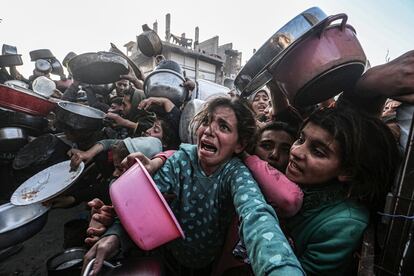 Niños palestinos pelean por conseguir comida en Yabalia, en el norte de Gaza, tras cortar Israel de nuevo la entrada de ayuda humanitaria, este lunes.