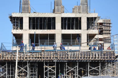 Setores como construção civil já preveem fim da onda de demissões.