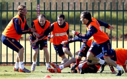 Iniesta entrena ayer junto a varios compañeros de la selección española.