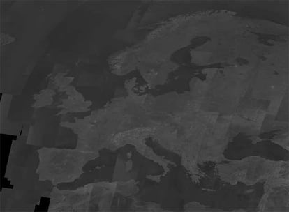 Este mosaico de Europa ha sido realizado con 143 imágenes del satélite ENVISAT, que incorpora el dispositivo ASAR (Advanced Synthetic Aperture Radar). Las imágenes fueron tomadas por el ASAR entre enero y mayo de 2006. Las zonas blancas y oscuras indican ciudades, entre las que destacan claramente Berlín, París, Lisboa o Madrid.