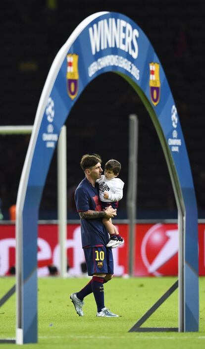 Messi con su hijo en el Olímpico de Berlín