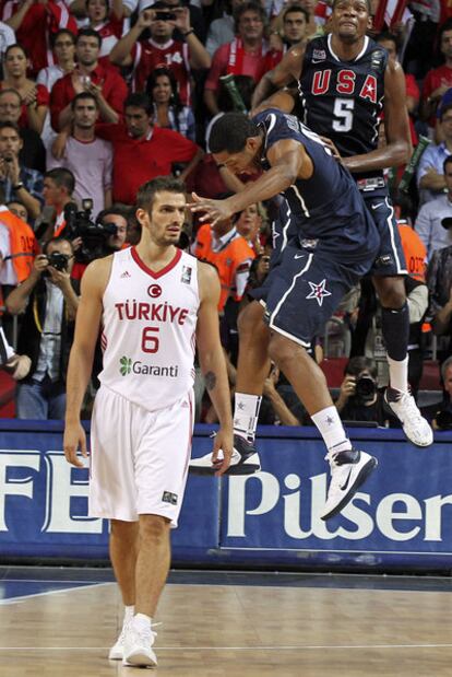 Durant celebra la victoria con Granger ante Ermis.