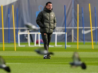 Xavi, durante el entrenamiento de ayer en la ciudad deportiva del Barcelona.