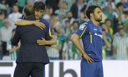 Esnáider abraza a Vergini con Pedro León al lado.