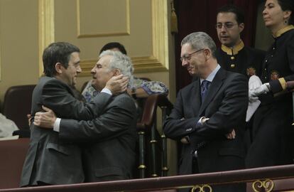 Patxi López (izquierda) y Enrique Múgica se abrazan en presencia de Alberto Ruiz-Gallardón, en un acto en recuerdo y homenaje a las víctimas del terrorismo celebrado en el Congreso de los Diputados, en 2010.
