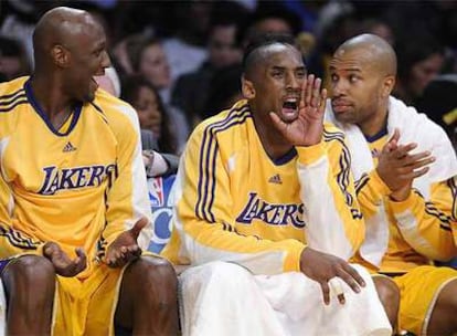 Kobe Bryant anima a su equipo desde el banquillo.