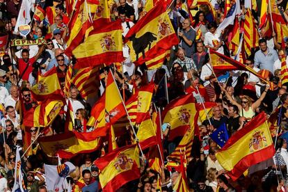 Banderes espanyoles i catalanes durant la manifestació.