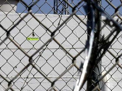 Impacto de bala en la pared de una garita española. La fotografía ha sido tomada desde el lado marroquí de la valla.