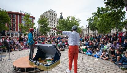 Una de las actuaciones del teatro callejero, ofrecidas en Bilbao.