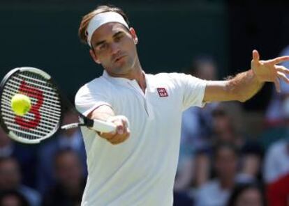 Roger Federer, en su debut con la nueva equipación de Uniqlo en Wimbledon.