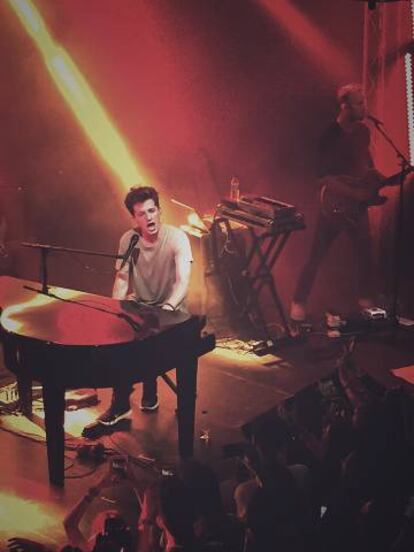 Charlie Puth durante su concierto. 