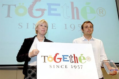 La vicepresidenta de la Comisión Europea, Margot Wallstrom, posa con Szymon Skrzypczak, ganador del concurso de logos.