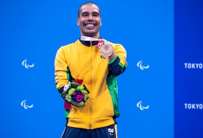 Daniel com uma das medalhas de bronze que conquistou em Tóquio 2020.