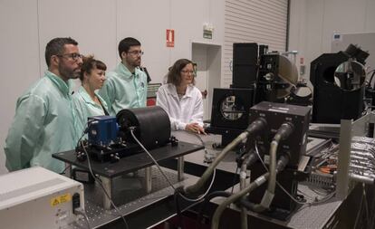 Desde la izquierda, Jonay González, Sara Rodríguez, Héctor Vives y Dora Viera, en el Instituto de Astrofísica de Canarias.