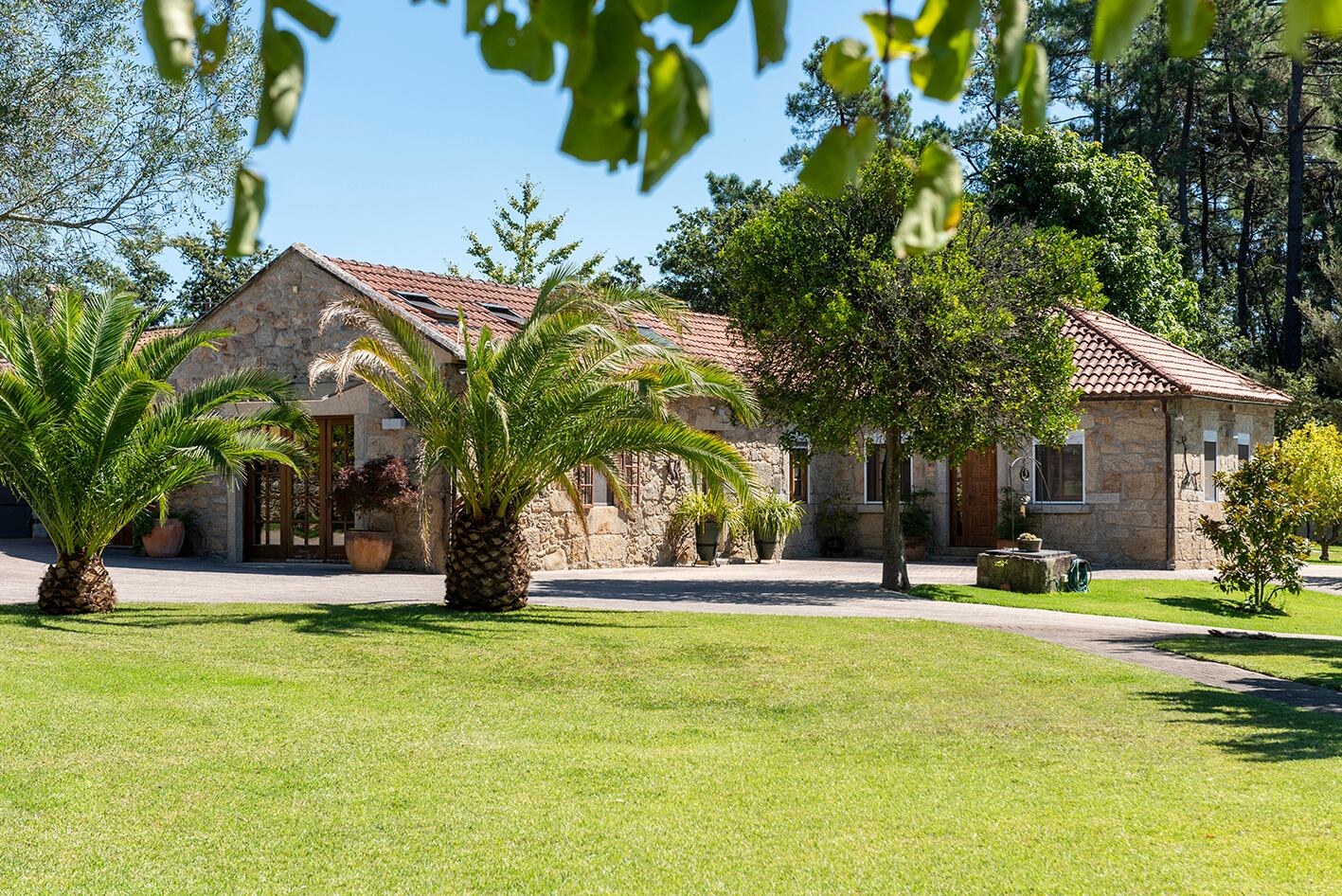 Las tres casas de la semana: líneas rectas y paneles de vidrio en Mallorca por 28 millones 