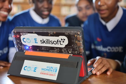 Jóvenes participantes en un taller de programación de iamtheCODE.