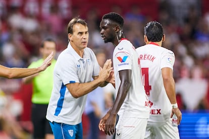 Liga Santander: Julen Lopetegui da instrucciones a Nianzou durante el Sevilla-Valladolid