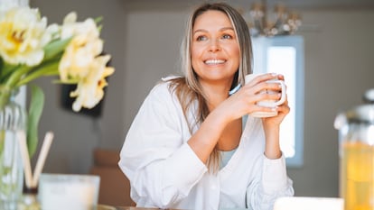 Mujer bebiendo una infusión.