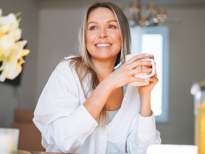 Mujer bebiendo una infusión.