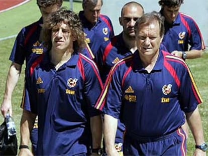 Manolo Delgado Meco, junto a Puyol, encabeza un grupo durante una sesión preparatoria.