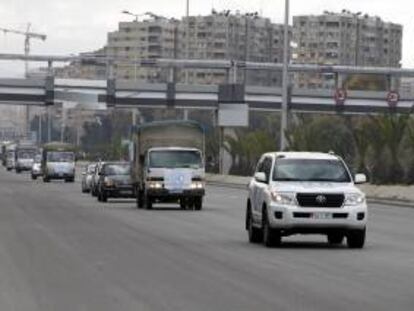 Un convoy de camiones de la Agencia de la ONU para los Refugiados Palestinos (UNRWA) se dirige al campo de refugiados palestinos de Al Yarmuk, en el sur de Damasco, Siria. EFE/Archivo