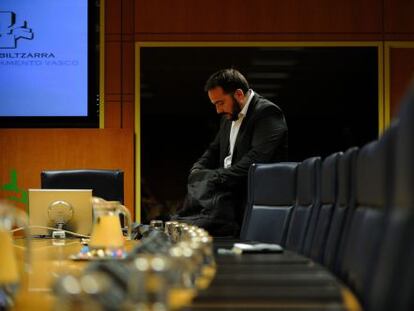 El director de Deportes del Gobierno vasco, Jon Redondo, en los minutos previos a su comparecencia parlamentaria