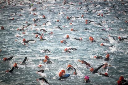 Momento de la prueba de natación del Ironman, en Puerto del Carmen, Lanzarote. 17 de mayo de 2014.