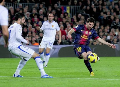 Messi lanza a puerta en el tercer gol del Bar&ccedil;a