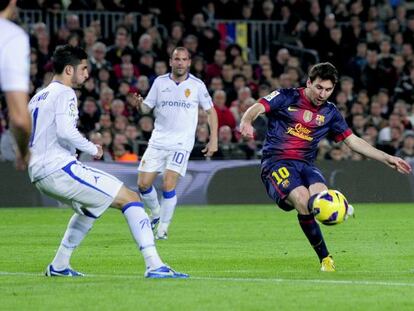 Messi lanza a puerta en el tercer gol del Bar&ccedil;a