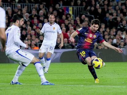 Messi lanza a puerta en el tercer gol del Barça