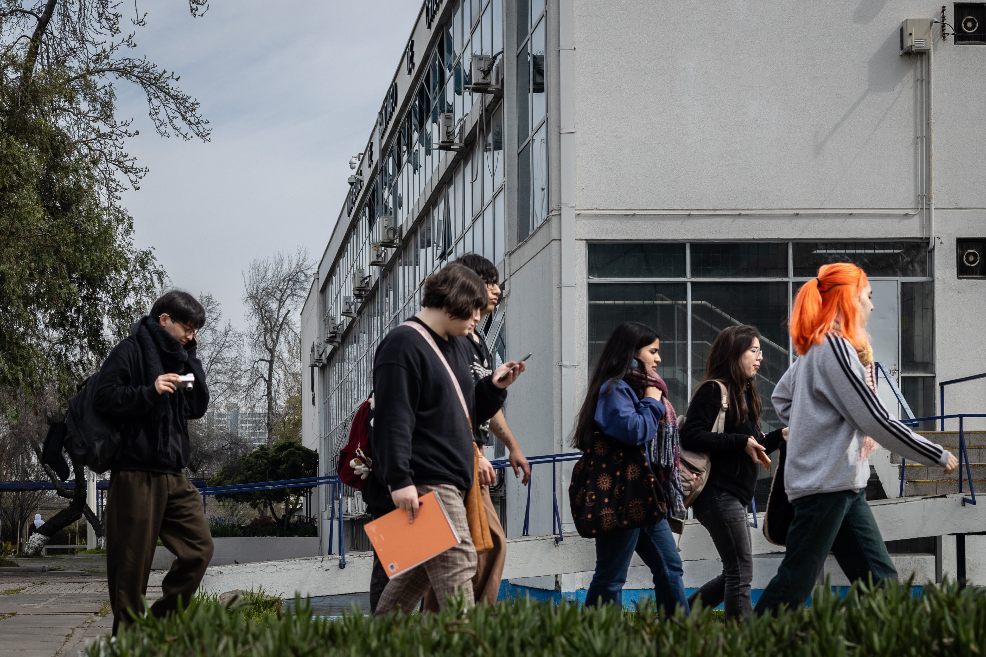 Un grupo de jovenes camina por la ciudad de Santiago, Chile, el 3 de Septiembre de 2024. 