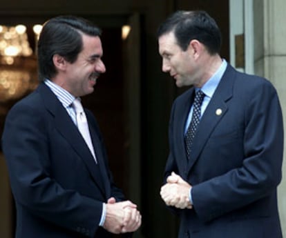 Aznar recibe a Ibarretxe en La Moncloa.