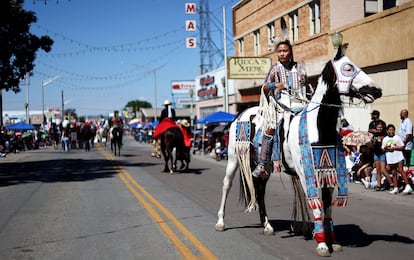 Raquel Sam, miembro de la Nación Navajo, monta un caballo durante el desfile del Cermonial Intertribal, el 13 de agosto.