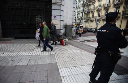 Sobre las 6.30 horas, efectivos de la Unidad de Intervención Policial y la Brigada de Información han desalojado al Hogar Social del edificio que habían okupado en el número 107 de la calle Velázquez.