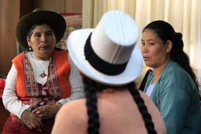 La congresista Cuzco Hilaria Supa (izquierda) habla con Serafina Illa (centro y de espaldas) y Aurelia Paccohuanca en noviembre de 2011, en Lima. Illa y Paccohuanca fueron víctimas de esterilización forzada durante un programa de 1995-2000 creado por el entonces presidente Alberto Fujimori para reducir drásticamente la tasa de natalidad de Perú.
