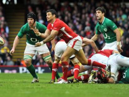 El galés Phillips pasa el balón ante Irlanda.