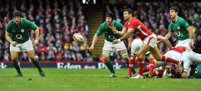 El galés Phillips pasa el balón ante Irlanda.