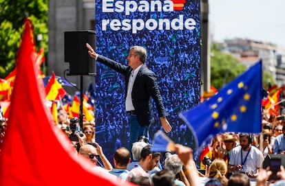 Alberto Núñez Feijóo, en el escenario, tras su intervención.