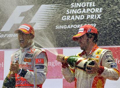 Hamilton y Alonso, en el podio durante la celebración.