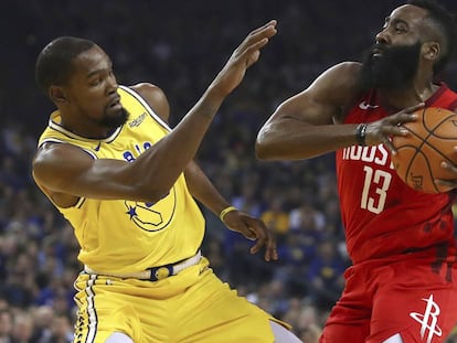 Kevin Durant trata de frenar a Harden.