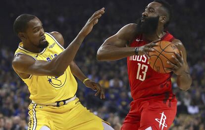 Kevin Durant trata de frenar a Harden.